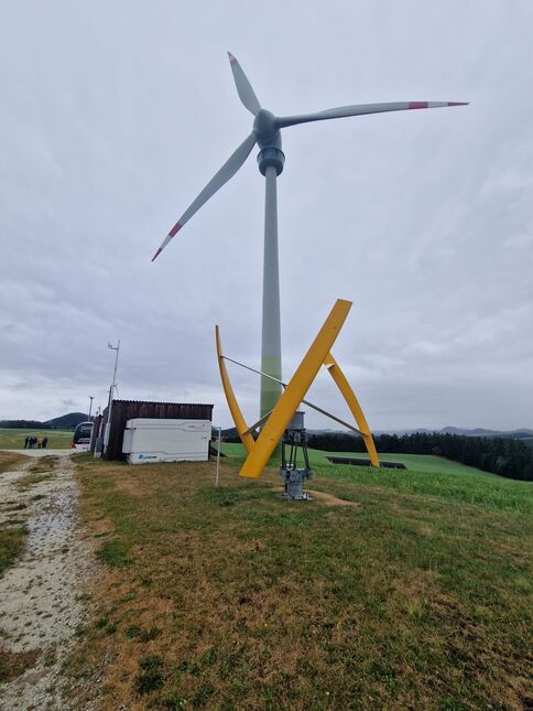 Ein besonderes Merkmal des Windrads ist die integrierte Aussichtsplattform (oben, grad unter Getriebe/Generator), die den Besuchern einen Panoramablick über den gesamten Forschungspark ermöglicht.